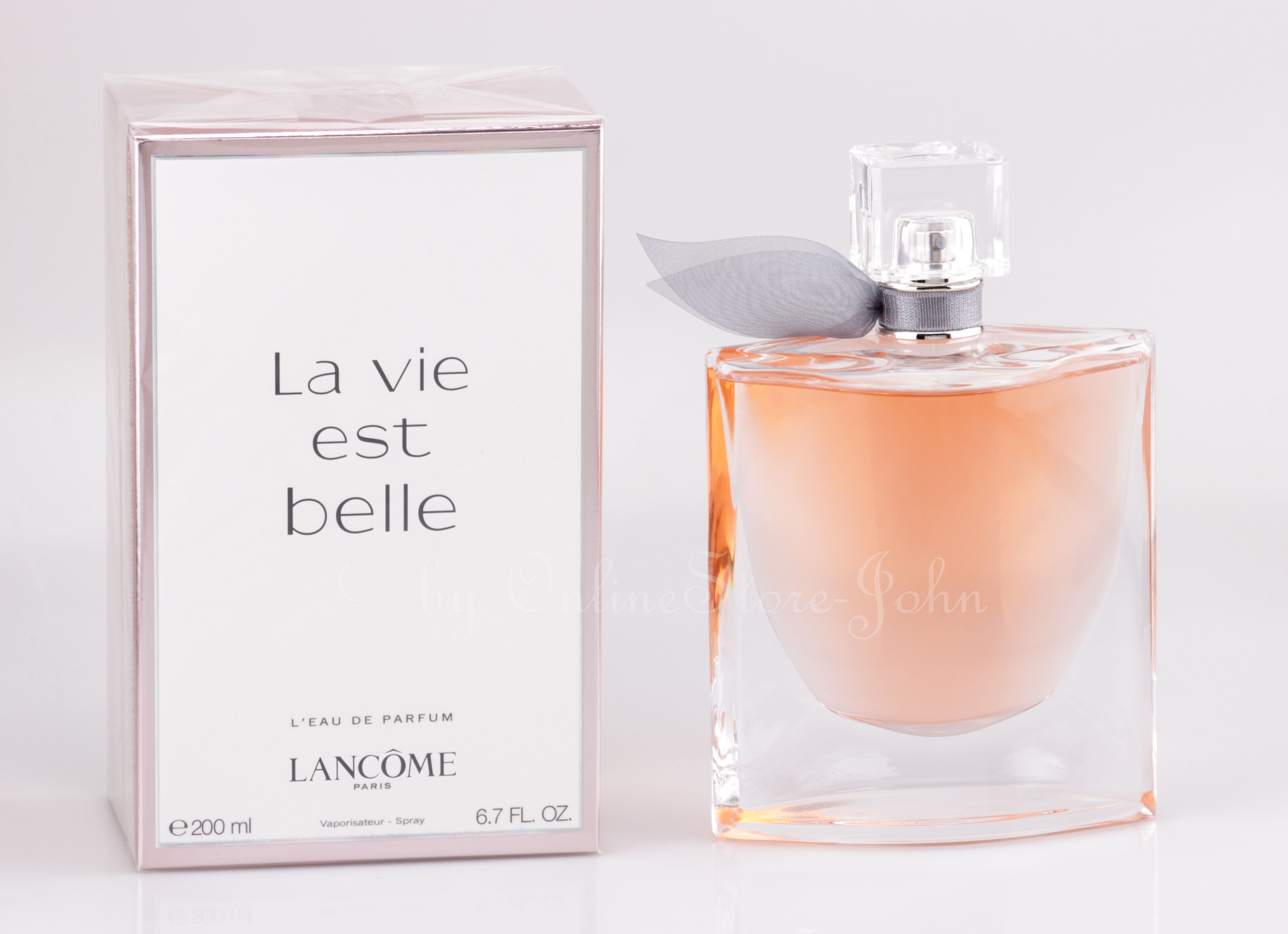 Туалетная вода перевод. Ла ви э Бель ланком. Lancome la vie est Belle пирамида. Свеча ароматическая la vie est Belle. Oui la vie est Belle Lancôme Постер 2022.