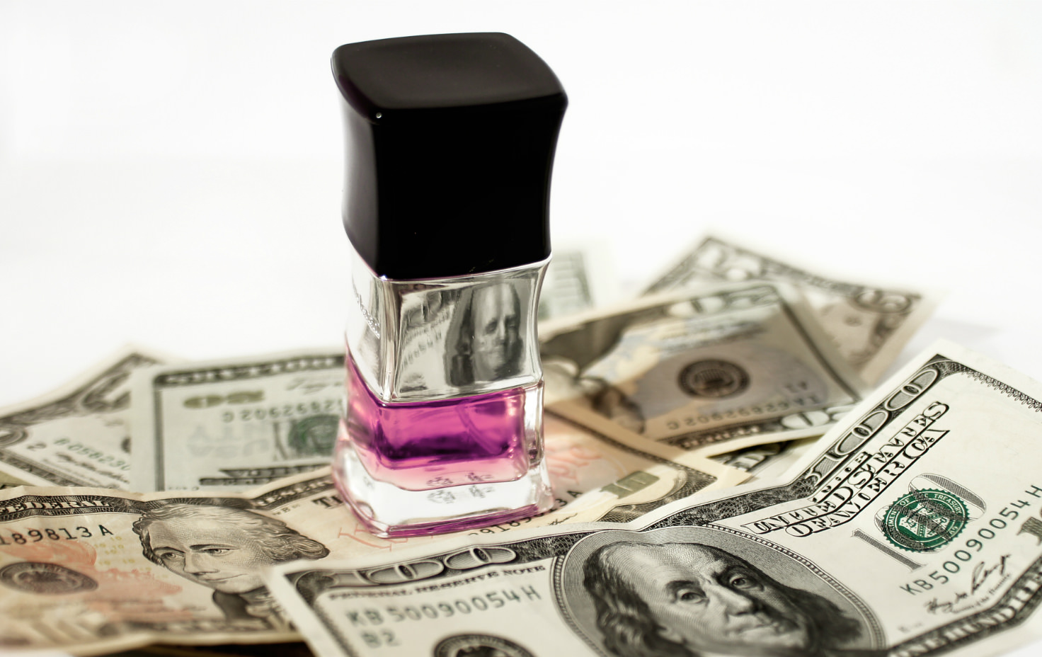 аромат денег. эфирные масла и деньги. парфюм и деньги. духи притягивающие деньги и удачу. духи с ароматом денег.